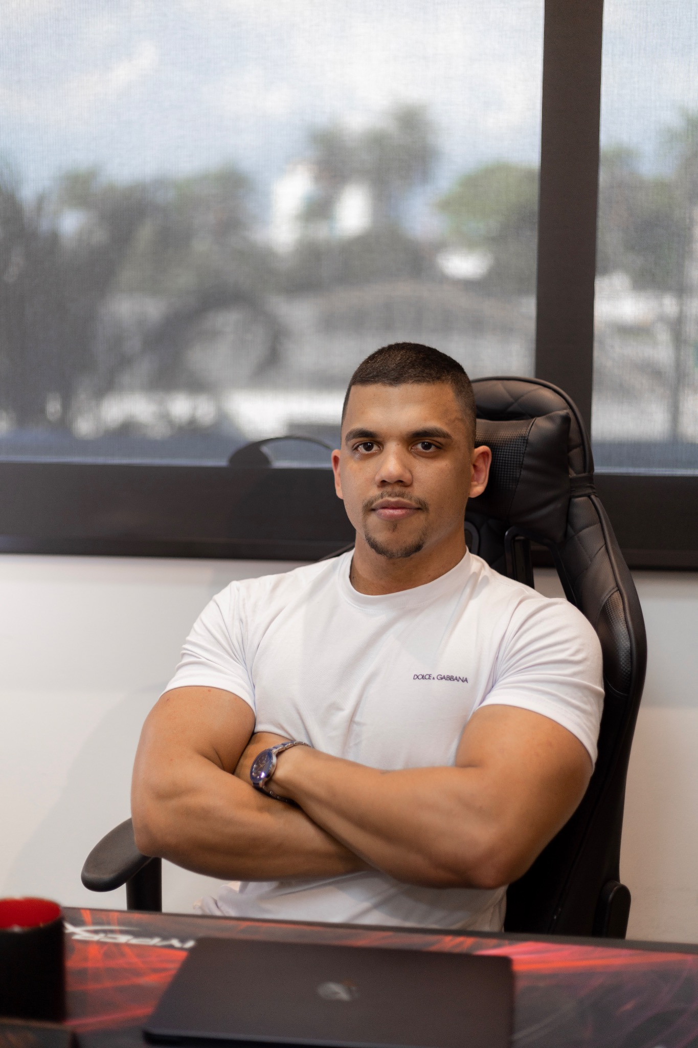 Cândido Netto, treinador e personal trainer online especializado em treino feminino e glúteo